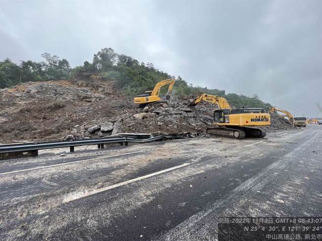 国道一号南向汐止交流道走山，高公局日夜抢修。（高公局提供）