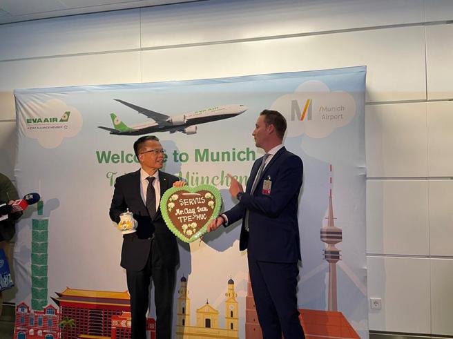 （慕尼黑国际机场资深副总经理奥利佛.德尔许致赠长荣航空总经理孙嘉明首航纪念爱心姜饼及特制啤酒杯。图／李青萦）