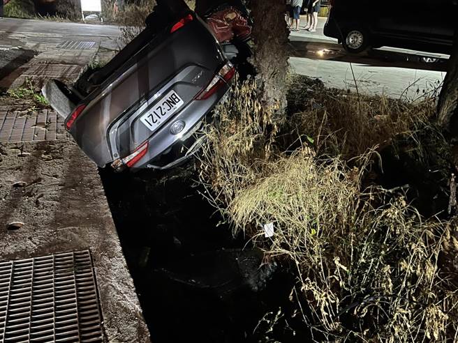澎湖連日多起重大傷亡車禍，深夜在機場附近的隘門社區道路，發生一起轎車翻覆的意外，車上3名女子中有一女子OHCA，另2人受輕傷。（澎湖消防局提供）