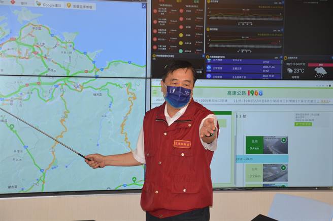 高速公路局进行国1南下汐止交流道边坡坍方抢修，汐止南出匝道持续封闭，汐止新台五路，大同路、礼门街今都出现间歇性塞车，市府已出动200人次警力，调整号志、净空路口。（蔡雯如摄）