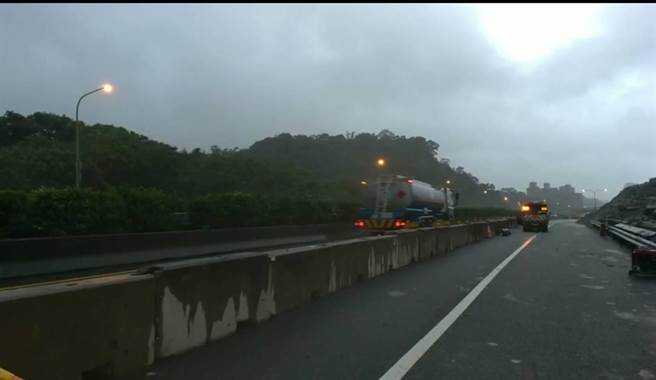 國道一號汐止交流道南向今晨搶通一車道(高公局提供)