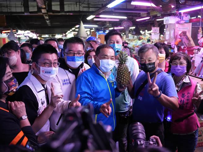 所到之處攤商都相當熱情，不僅搶著合照，更有商家送上鳳梨祝福。(黃敬文攝)