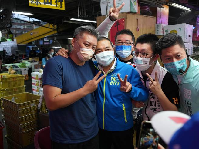 侯友宜與攤商合照。(黃敬文攝)