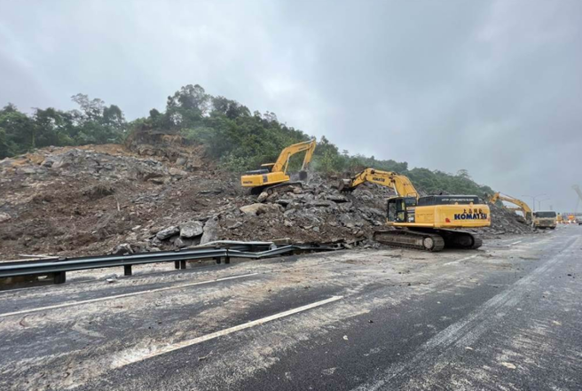 国1汐止段边坡坍方，竟成为北上民眾打卡热点。（高公局提供）