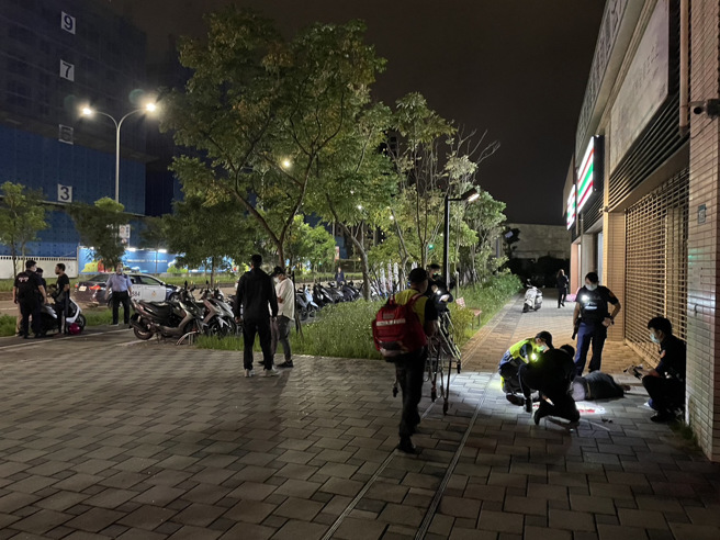 15岁吴姓少年因脚部遭砍2刀，倒卧在人行道上，经送医后并无大碍，警方随后循线逮捕4名涉案男子到案，目前正进行侦办中。
