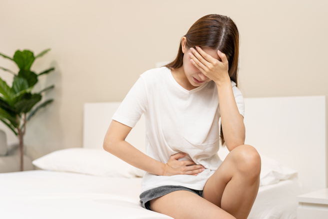 女网友因月生里痛，请男友帮忙买巧克力和热牛奶，男友见面开口第一句话却是讨要300元，还说忘了买牛奶，让她当场脸绿。（示意图/shutterstock）