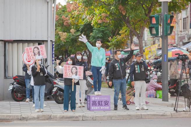 前高雄市长韩国瑜等蓝营大咖明将为对手林耕仁辅选，高虹安表示，新竹市民选人不选党较多，选民对蓝绿过去执政或蓝绿恶斗有不同想法，市民也有自己的判断选择。（高虹安团队提供／王惠慧新竹传真）
