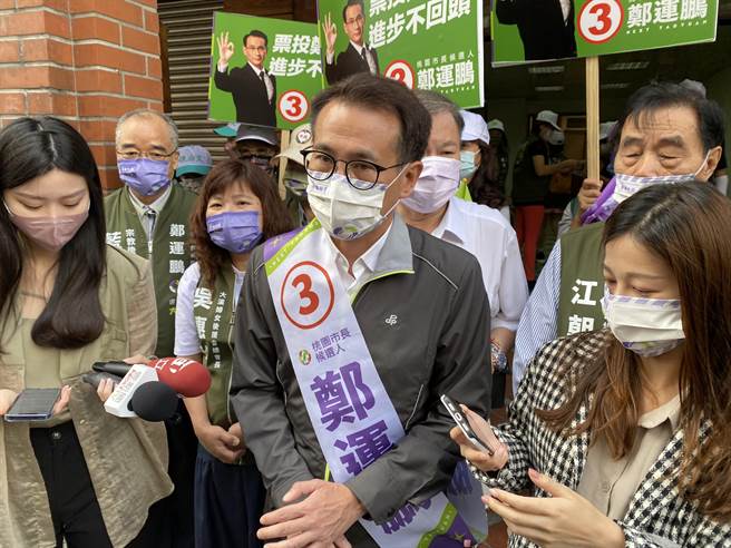 民进党桃园市长候选人郑运鹏今早赴大溪市场扫街。（蔡明亘摄）