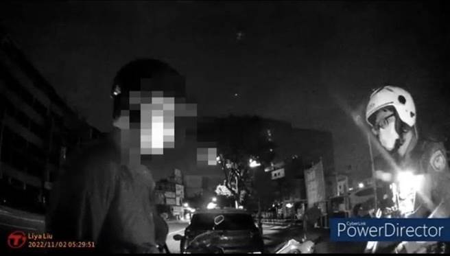 吴姓男子吃姜母鸭配啤酒后，酒驾上路，却因车尾灯不亮遭到员警拦查，识破酒驾情事。（高市苓雅分局提供／杨舒婷高雄传真）