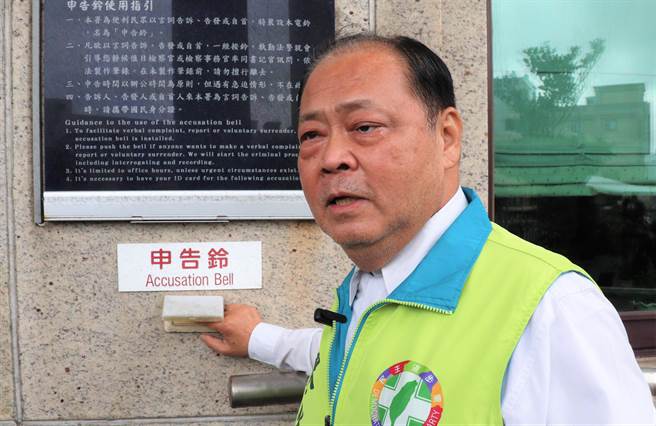 民进党澎湖县长候选人因远航重光BOT的「败家子」说法，到澎湖地检署怒告赖峰伟毁谤、意图使人不当选，说要让他即使当选了，也要面临当选无效的结果。（张茂雄摄）