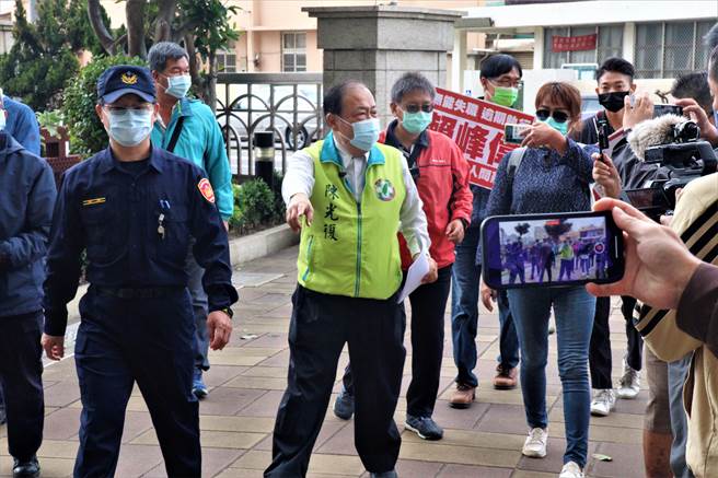 陈光復说赖无能失职，白白让1.6亿元追讨困难，所以他也要向监察院提出陈情，追加赖的瀆职行为。（张茂雄摄）