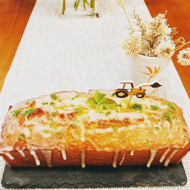 热爱烘焙但自己不吃，反而送给女同事享用，她们认定黄建豪根本是被社工耽误的西点职人。（部东医院提供／蔡旻妤台东传真）