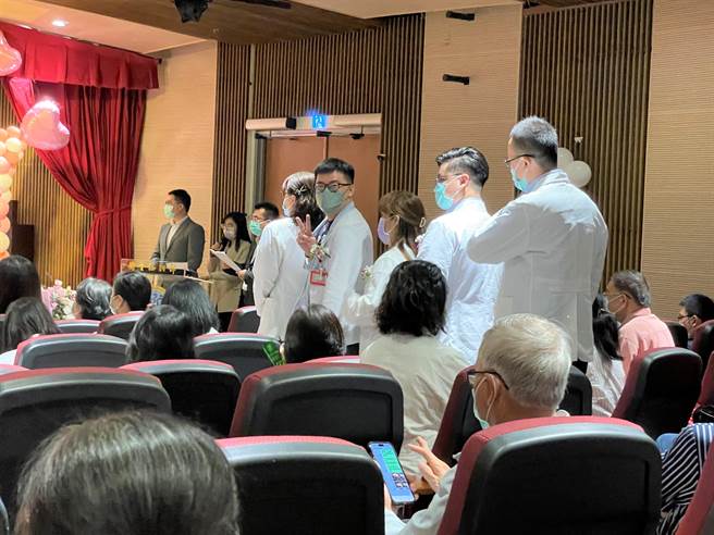 受奖前夕，部东社工黄建豪(中)开心比出V手势。（部东医院提供／蔡旻妤台东传真）