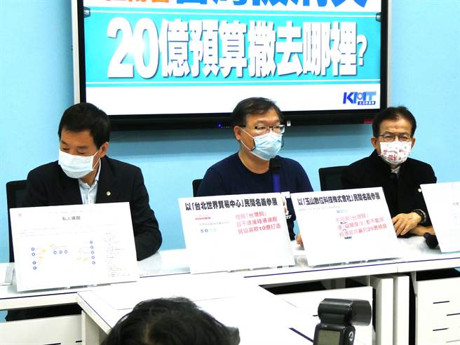 卫福部食药署昨晚突袭公布高端新冠疫苗补件审查结果，表示专家会议14比0一致认同高端疫苗符合疫苗保护效益，紧急使用授权（EUA）效期再获展延，引发批评。国民党立委今质疑，卫福部是为救民进党台北市长候选人陈时中选情。（周志豪摄）