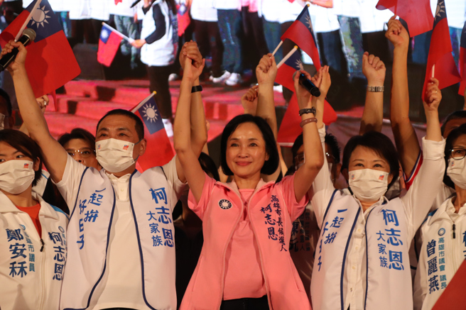 圖為國民黨高雄市長參選人柯志恩(中)9月30日在夢時代旁廣場舉辦「柯志恩大家族誓師大會」，現場氣氛熱鬧滾滾，台中市長盧秀燕(左)、新北市長侯友宜(右)等藍營大咖均到場站台。（資料照,洪浩軒攝）