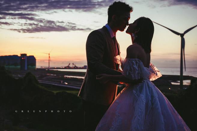 王家梁晒出与许维恩的甜蜜婚纱照。（图／翻摄自王家梁脸书）