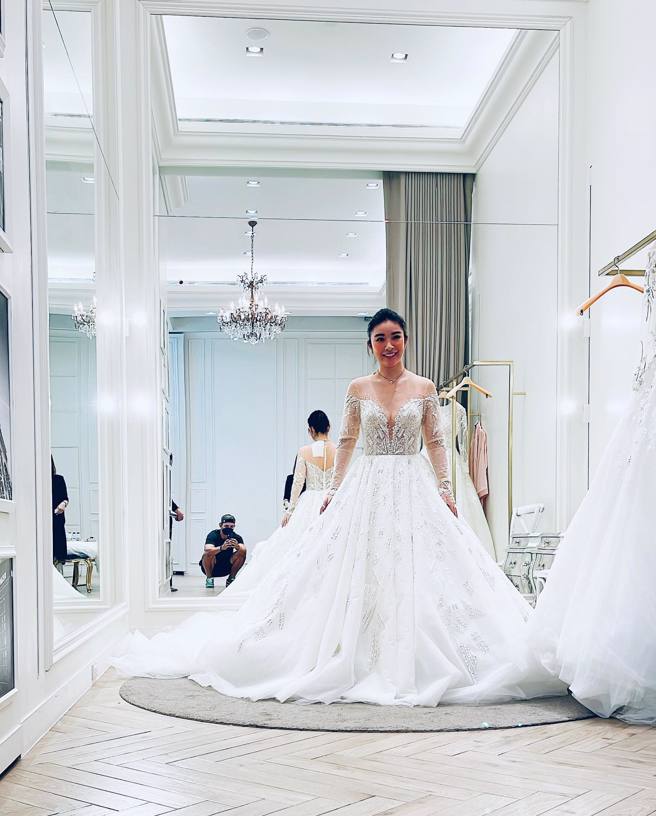 王家梁晒出许维恩身穿婚纱照的模样。（图／翻摄自王家梁脸书）