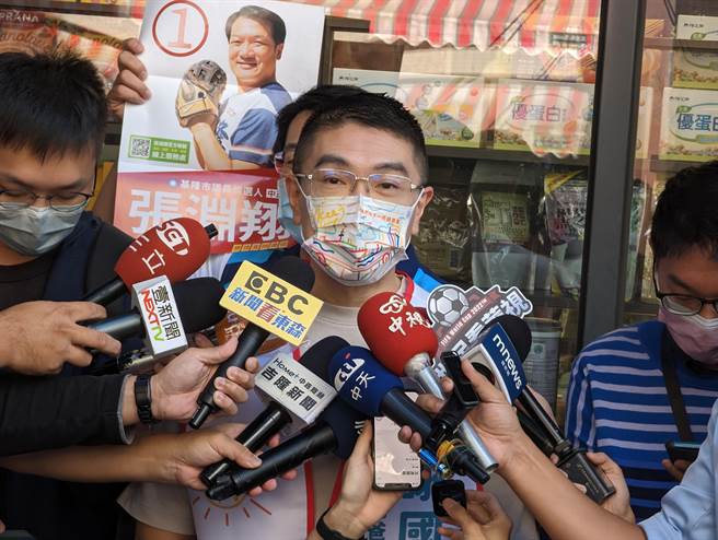 国民党基隆市长候选人谢国梁4日表示，国道边坡走山事件凸显台铁重要性，未来基隆应捷运铁路双轨并行。（张志康摄）