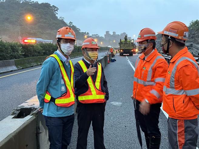 民进党基隆市长候选人蔡适应（图左1）4日早上6时，赴国道边坡坍塌现场视察。（蔡适应竞总提供／张志康基隆传真）
