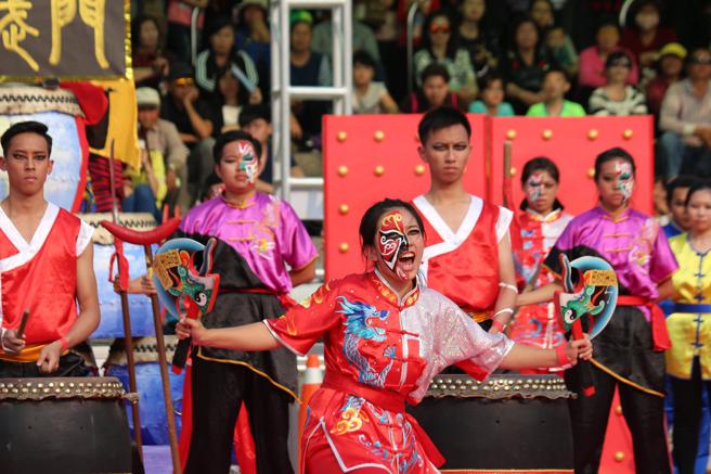 青年学子于创意宋江阵大赛展现打面(画脸)及传统宋江武艺(高雄市观光局提供)
