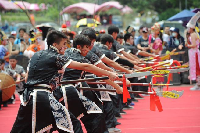 年轻世代齐聚内门展现传承传统文化的企图心及使命，舞出台湾青春的生命力(高雄市观光局提供)
