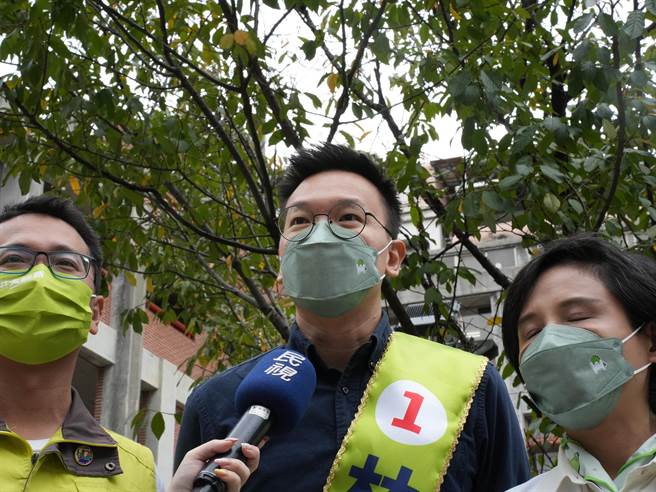 恩恩爸今4日上午10點許親赴新北地院，向新北市政府提出國賠告訴，並求償1元賠償金；民進黨副祕書長林飛帆受訪時表示，會全力支持他自己個人、家人權利的努力。(黃敬文攝)