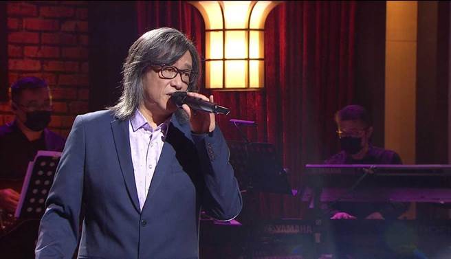 施文彬演唱经典歌曲。（年代提供）