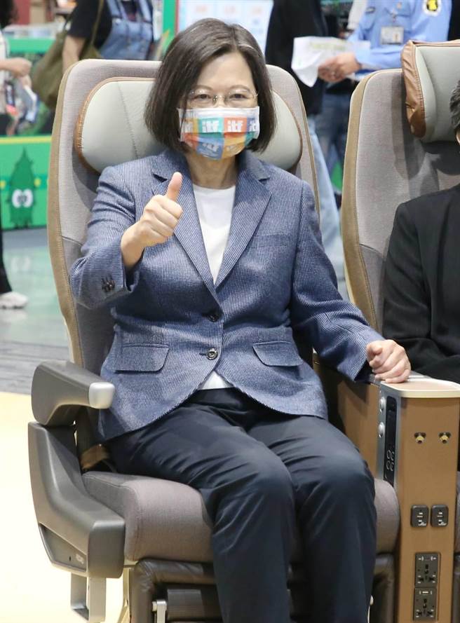 總統蔡英文4日出席「2022年臺北國際旅展開幕典禮」，隨後參觀星宇航空展區時，試坐展示的星宇航空飛機座椅。（趙雙傑攝）