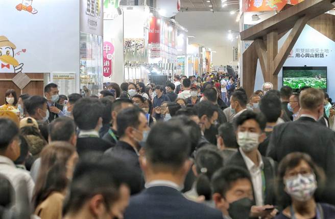 2022台北國際旅展（ＩＴＦ）4日在南港展覽館登場，參展廠商提供多項優惠，搶攻疫後出遊商機，吸引許多民眾前來。（趙雙傑攝）