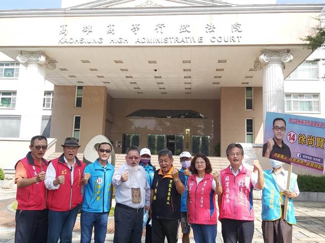 无党籍三民区议员候选人王文心4日前往高雄高等行政法院声请假处分，要求高雄市选委会更正选举公报，并呼吁陈其迈退选。（高雄市议员候选人王文心提供／袁庭尧高雄传真）