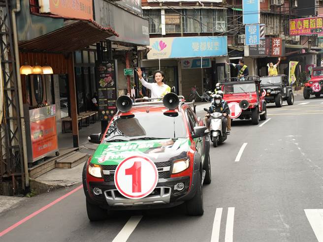 民進黨新北市長候選人林佳龍雖然已快篩陰性即將出關，但由於目前仍需自主健康管理，因此行程仍由「分身」幫忙上陣，今(4)日在新莊的車隊掃街活動由前文化部長鄭麗君、民進黨副秘書長林飛帆領軍。(黃敬文攝)