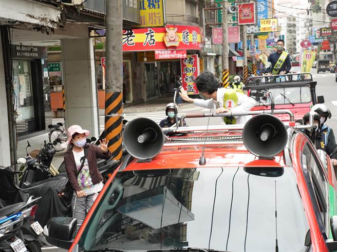 今天在新北新莊的車隊掃街拜票活動，由前文化部長鄭麗君、民進黨副秘書長林飛帆擔任林佳龍「分身」領軍，新北市議員鍾宏仁、新北市議員候選人翁震州、林秉宥也一同參與掃街活動。(黃敬文攝)