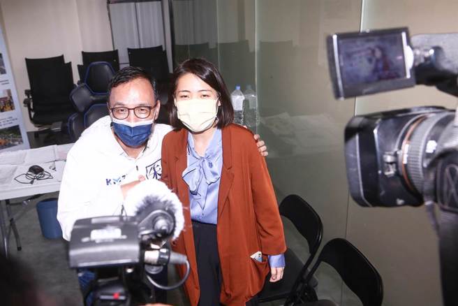 国民党主席朱立伦（左）4日到台北市议员候选人徐巧芯竞选总部为徐巧芯（右）加油打气，朱立伦还特地弯下腰打趣的说徐巧芯长高了。徐巧芯则被视为「蓝营吸票机」，恐导致分票情形出现，不利国民党整体选情。对此，国民党主席朱立伦呼吁选民，坚定支持国民党，不要分散选票。（邓博仁摄）