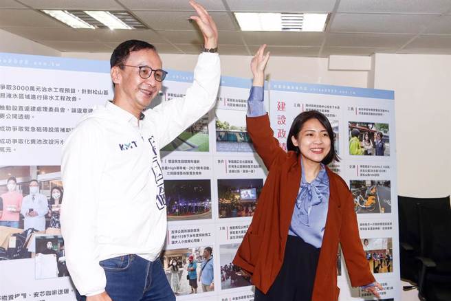 国民党主席朱立伦（左）4日到台北市议员候选人徐巧芯竞选总部为徐巧芯（右）加油打气，朱立伦还特地弯下腰打趣的说徐巧芯长高了。徐巧芯则被视为「蓝营吸票机」，恐导致分票情形出现，不利国民党整体选情。对此，国民党主席朱立伦呼吁选民，坚定支持国民党，不要分散选票。（邓博仁摄）