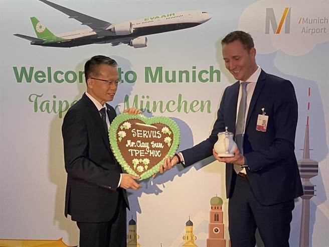 长荣航空开航德国慕尼黑，首航班降落后，总经理孙嘉明（左）受到慕尼黑国际机场公司资深副总Oliver Dersch（右）欢迎，并致赠小礼物。（陈佑诚摄）