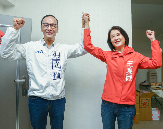 国民党主席朱立伦（左）4日赴王鸿薇（右）竞选总部打气。针对王鸿薇战力太强，恐不利整体松信地区选情。他回应王是国民党最有战力的议员，但是选举不到最后关头都不知道结果。并拜托支持王鸿薇的市民朋友，让她高票当选，千万不要掉以轻心或分散选票。（粘耿豪摄）