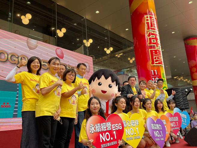 （遠東SOGO周慶大誓師，徐旭東與同仁同台加油打氣，樂觀周年慶買氣。圖／李麗滿）
