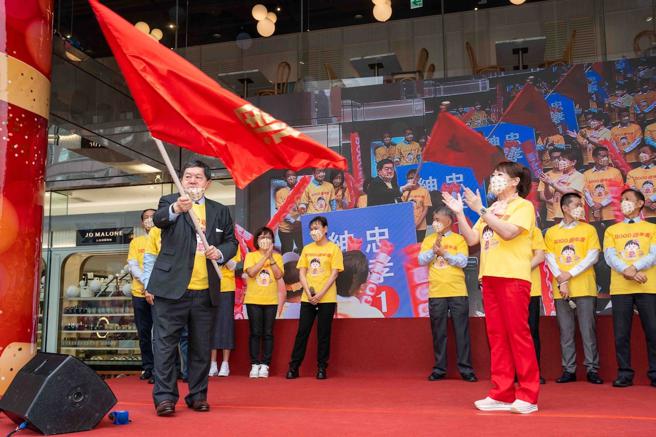 远东集团董事长徐旭东（左）与SOGO百货董事长黄晴雯（右）。（石智中摄）