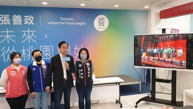 国民党桃园市长候选人张善政遭绿营抨击与涉嫌卖假药的经济党关系匪浅，张善政表示，郑运鹏办公室主任也和经济党党主席合照，如果绿营要看图说故事，也把自己的照片说清楚。(赖佑维摄)