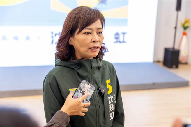 民進黨新竹市長候選人沈慧虹4日表示，高虹安面對外界質疑，總是說一切合法合規，卻拿不出直接證據，轉而模糊焦點，無法得到市民認同，她也奉勸高虹安不要再掩耳盜鈴、自欺欺人。（王惠慧攝）
