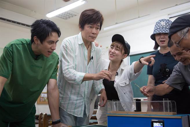 洪榮宏（左二）認為張文綺（右三）效果做過頭。（東森提供）