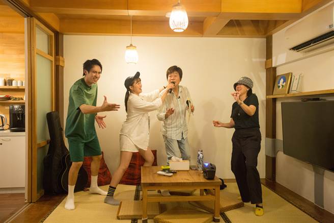 潘君侖（左起）、張文綺、洪榮宏、苗可麗在外景節目《花甲少年趣旅行》秀歌喉。（東森提供）