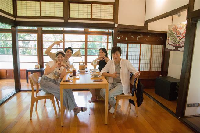 張文綺（前左起順時針）、潘君侖、苗可麗、洪榮宏在日式建築裡享受下午茶。（東森提供）
