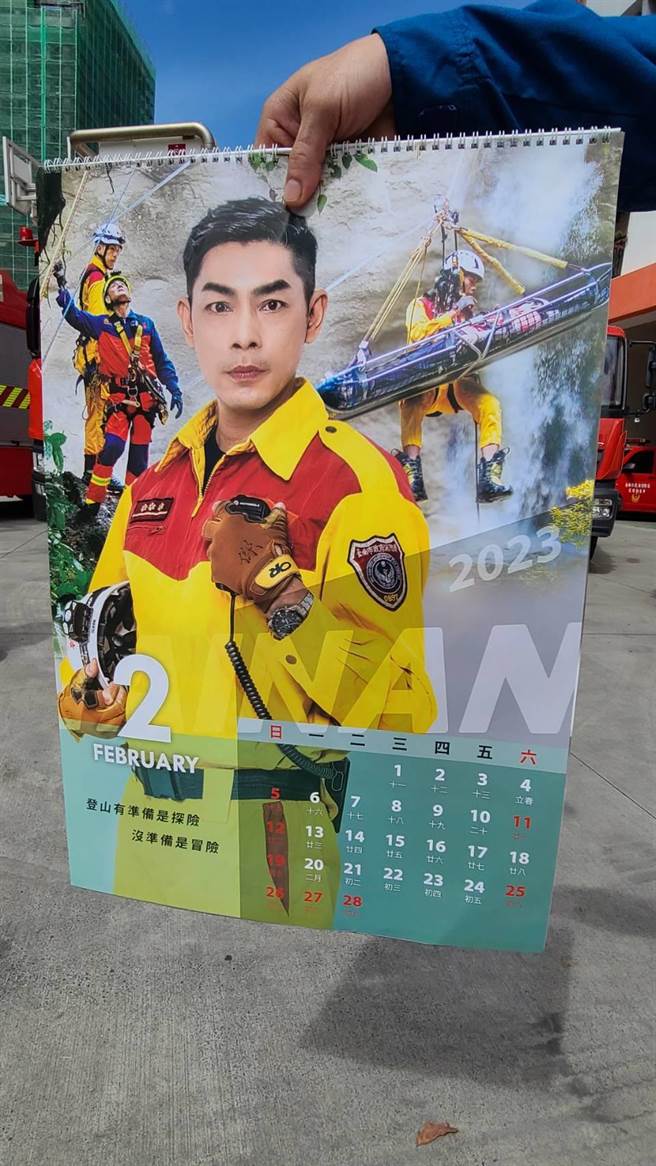 台南市消防局第六大隊小隊長盧輝展9月底上班時突腦幹出血昏迷至今，他也是2023「先鋒救援」消防月曆主角。(曹婷婷攝)