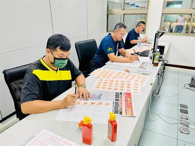 第六大隊消防弟兄為盧輝展抄佛經祈福。(台南市消防局提供／曹婷婷台南傳真)