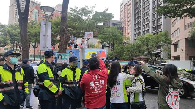 綠營今天到國民黨桃園市長候選人張善政競選總部踢館，新黨桃園市議員候選人游智彬前往嗆聲。（賴佑維攝）