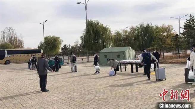 图为内蒙古工业大学学生分流返乡。(中新社)