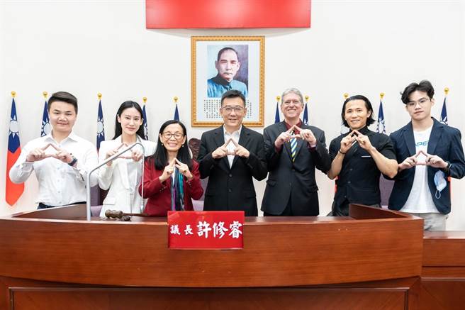 美国加州峡谷大学国际院院长郑佳宜等校方代表4日拜会新竹市议会议长许修睿，盼在新竹地区推动在台高中生修习美国大学学分的计画。（新竹市议会提供／王惠慧新竹传真）