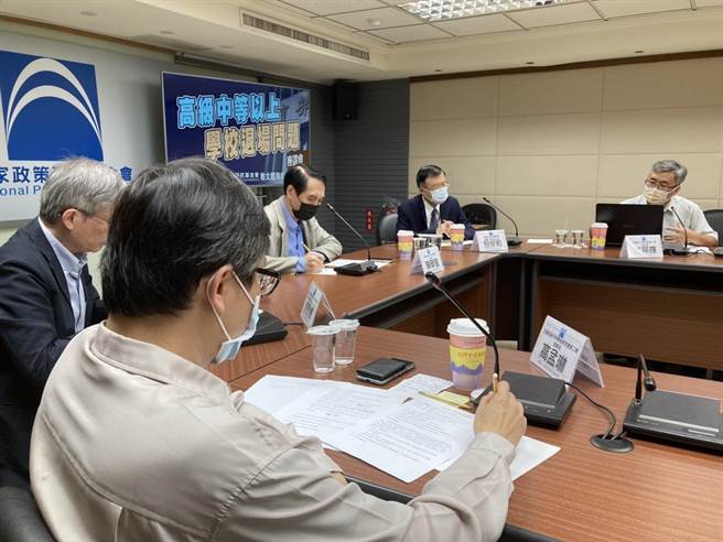 国家政策研究基金会于今(4)日举办「高级中等以上学校退场问题座谈会」，由前立委陈学圣担任主持人。(国政会提供／李侑珊台北传真)