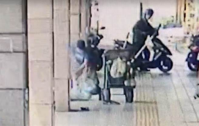 吴姓清洁员提醒不要乱丢菸蒂，刘男竟凶性大发，衝向他挥拳爆打。（民眾提供／吴敏菁彰化传真）